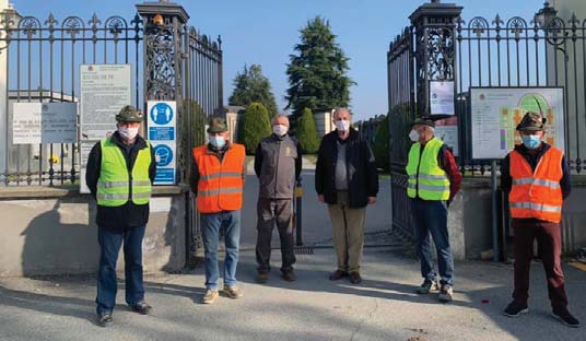 Gli Alpini bagnano i fiori al cimitero